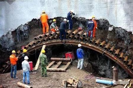 新密隧道钢花管支护案例